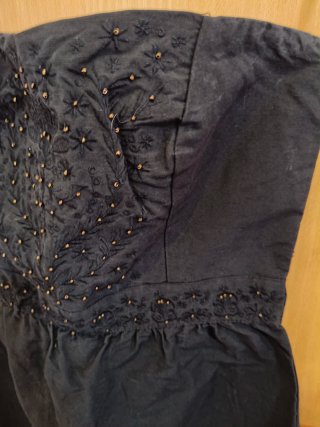 Vestido palabra de honor negro con pedrería