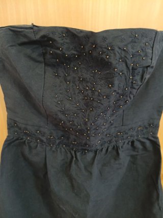 Vestido palabra de honor negro con pedrería