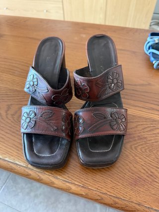 Sandalias de tacón con detalle floral