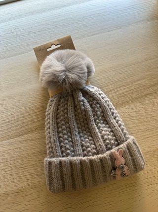 Gorro de punto gris con pompón