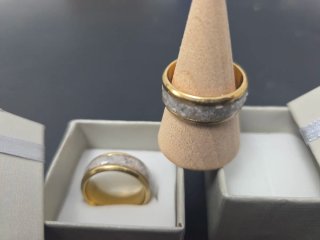 Anillos acero, recuerdo color oro y gris. Colgante