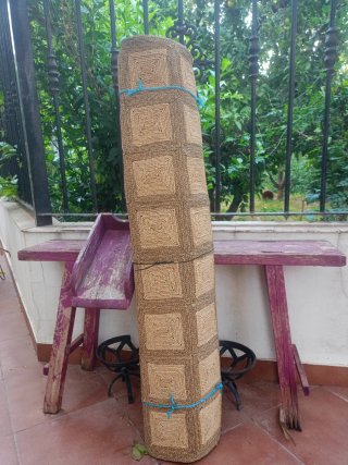 Alfombra de esparto enrollada