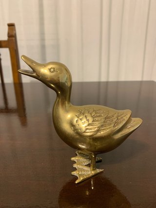 Pato de bronce decorativo