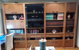 Librería de madera con vitrina