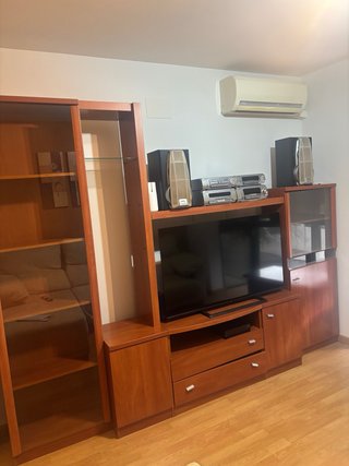 Mueble de Salón de Madera y juego de mesa con puf