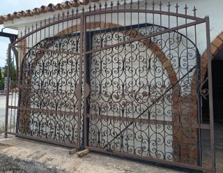 Cancelas de hierro forjado con diseño floral