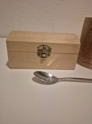 Cofre y barril de madera con cuchara