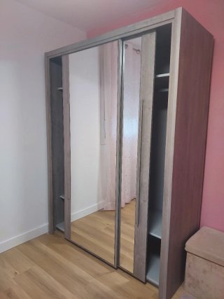 Armadi con porte scorrevoli e 2 specchi