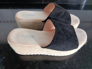 Sandalias de plataforma negras y beige