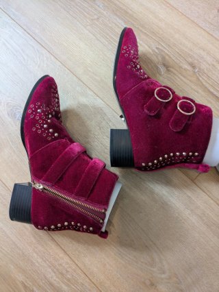 Botines terciopelo granate con tachuelas doradas