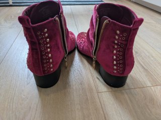 Botines terciopelo granate con tachuelas doradas