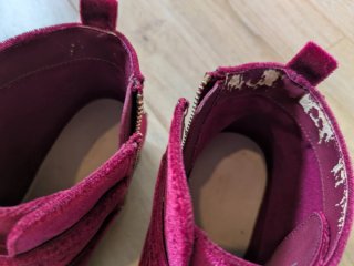 Botines terciopelo granate con tachuelas doradas