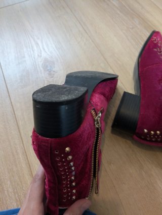Botines terciopelo granate con tachuelas doradas