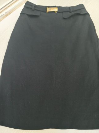 Falda Burberry Negra con Cinturón Dorado