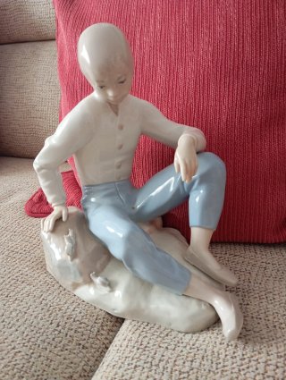 Figura Nao de Lladro niño con caracoles
