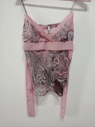 Top rosa estampado paisley
