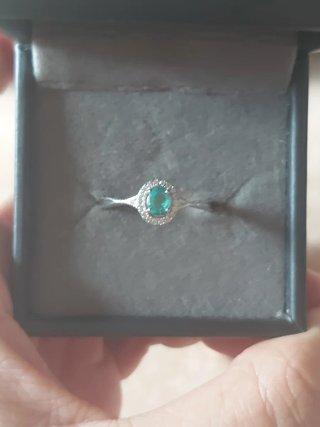 Anillo con Esmeralda y Halo de Circonitas