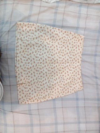 Falda corta con estampado de flores