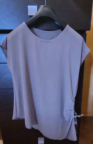 Maglia/ Blusa elegante monocolore con arricciatura