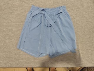 Pantalones cortos celestes con cinturón