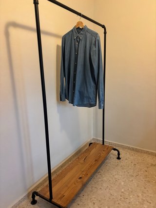 Dos perchero industrial con banco de madera