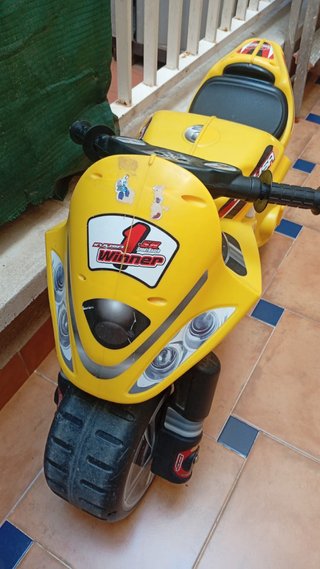 Moto correpasillos amarilla Winner