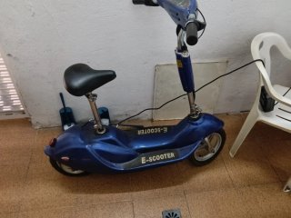 Patinete Eléctrico Azul con Asiento