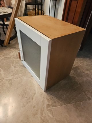 Mueble auxiliar de pared con puerta de cristal