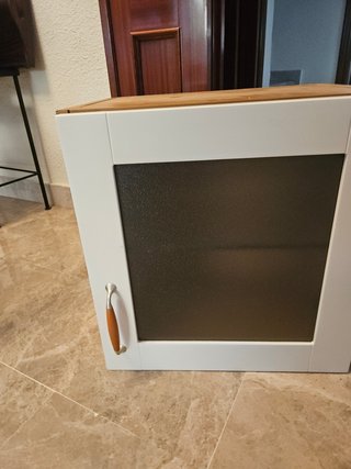 Mueble auxiliar de pared con puerta de cristal