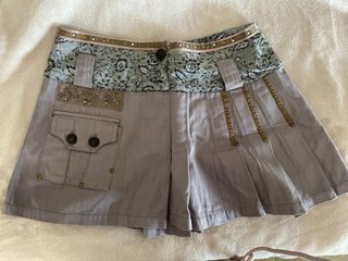 Falda corta gris con estampado floral