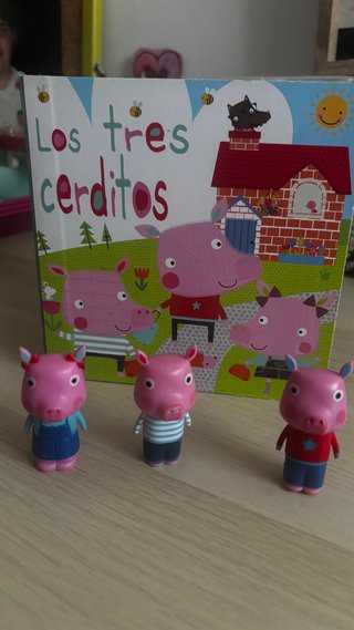 Cuento Los tres cerditos y figuras de los cerditos