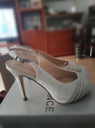 Zapatos de tacón plateados Avance