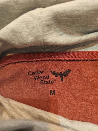 Camiseta con cuello alto y bolsillo