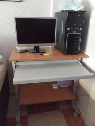 Mesa Ordenador Monitor y Silla