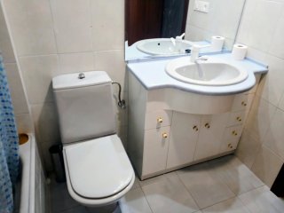 Inodoro y lavabo con mueble lacado