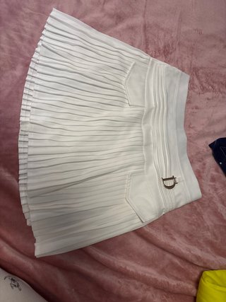 Falda plisada blanca con detalle D
