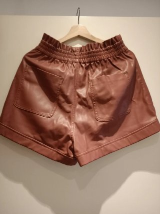 Pantalón corto de polipiel marrón, Minifalda negra