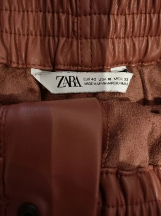 Pantalón corto de polipiel marrón, Minifalda negra