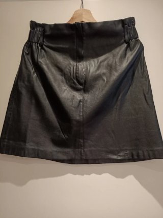 Pantalón corto de polipiel marrón, Minifalda negra