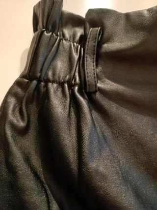 Pantalón corto de polipiel marrón, Minifalda negra