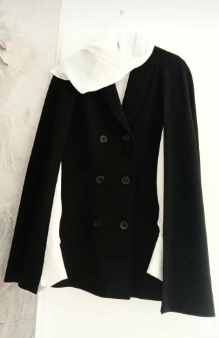Chaqueta capa elegante negra.