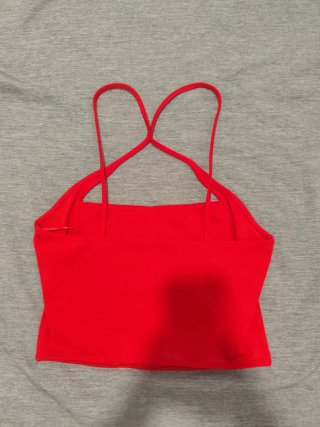 Top rojo con tirantes cruzados