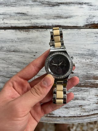 Reloj plateado y beige