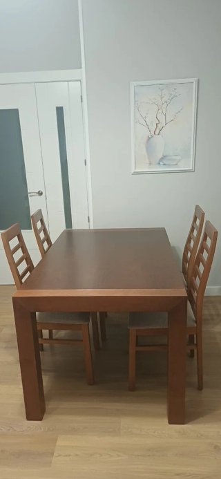 Conjunto Mesa de Madera y 4 Sillas