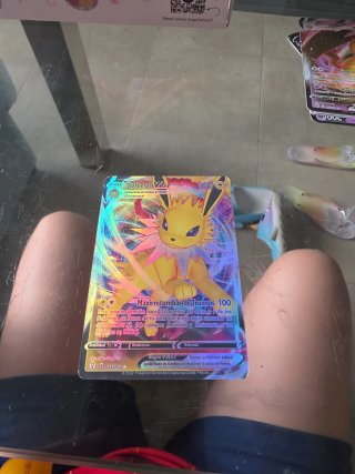 Carta Pokémon Jolteon VMAX