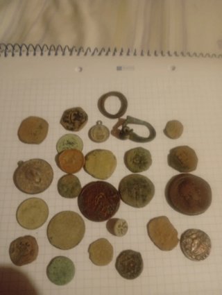 Lote de 23 Monedas y Objetos Antiguos