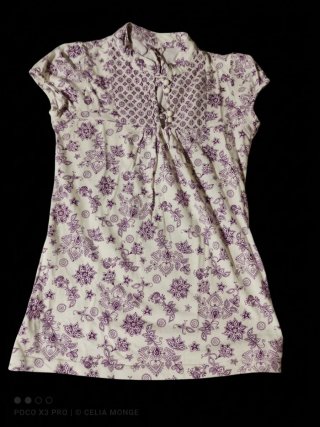 Camiseta estampada morada y blanca