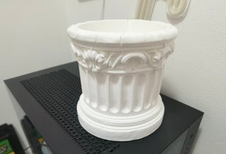 Macetero Columna Antigua – Elegancia de Piedra Agr