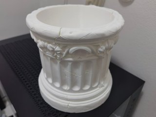 Macetero Columna Antigua – Elegancia de Piedra Agr