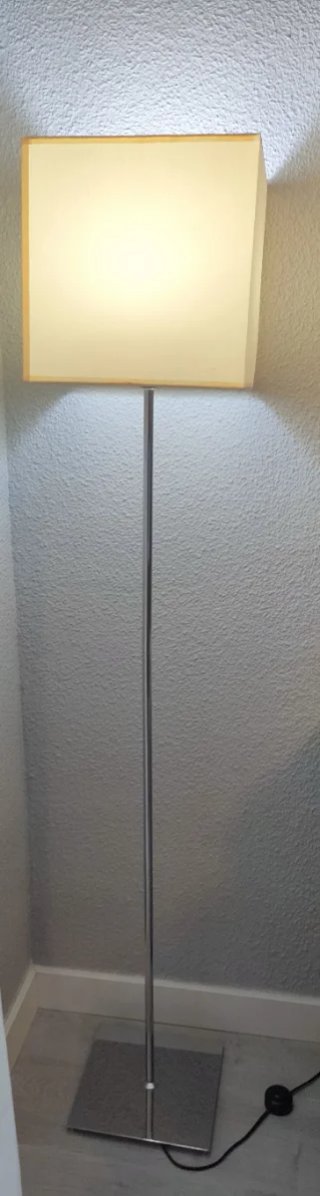 Lámpara de pie minimalista